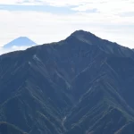 小仙丈ヶ岳から見た北岳・富士山