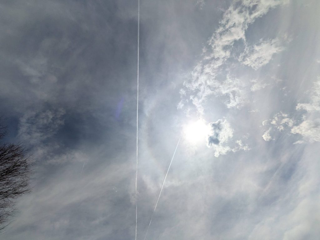 ハロと飛行機雲